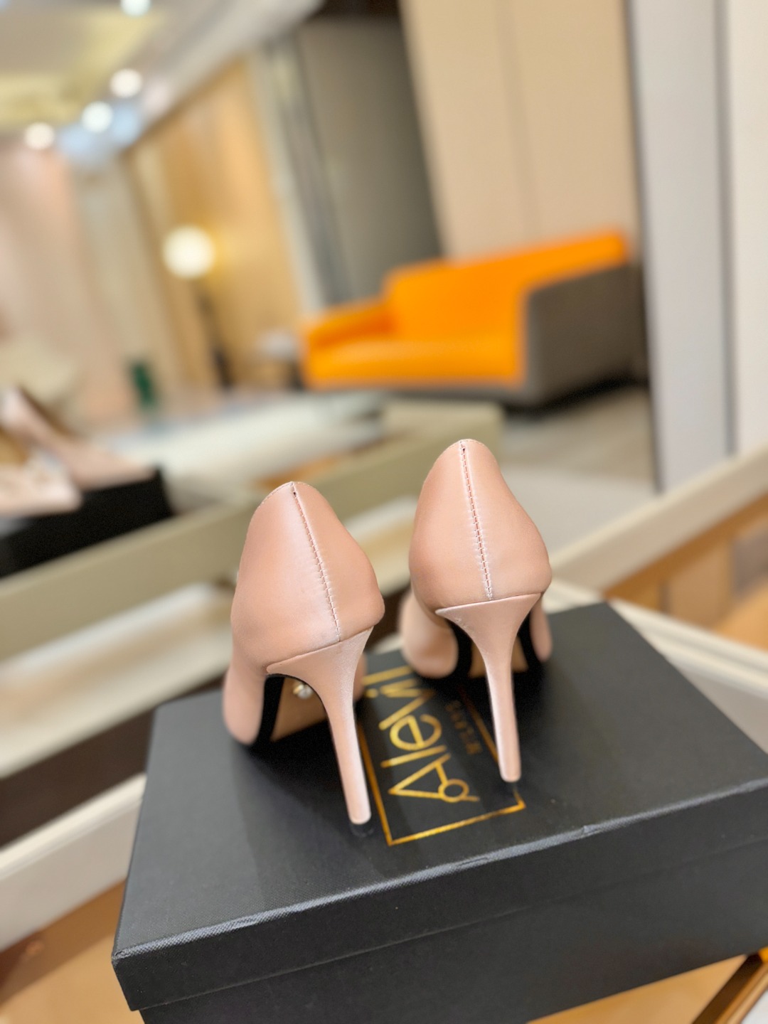 阿列维·姆拉诺 𝘼𝙡𝙚𝙫𝙞 𝙈𝙡𝙖𝙣𝙤Alevi Milano闪钻装饰高跟走秀单鞋一个享有盛誉的奢侈鞋品