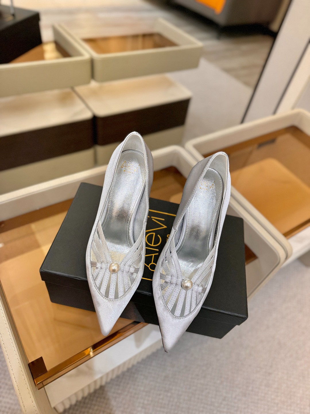 阿列维·姆拉诺 𝘼𝙡𝙚𝙫𝙞 𝙈𝙡𝙖𝙣𝙤Alevi Milano闪钻装饰高跟走秀单鞋一个享有盛誉的奢侈鞋品