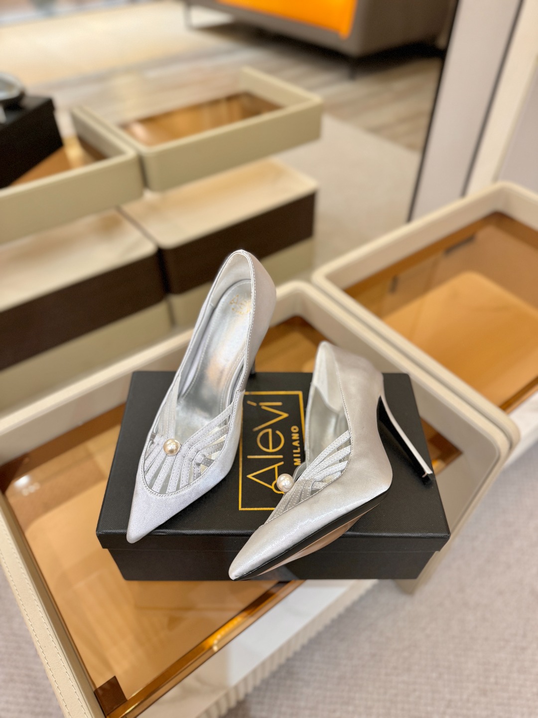 阿列维·姆拉诺 𝘼𝙡𝙚𝙫𝙞 𝙈𝙡𝙖𝙣𝙤Alevi Milano闪钻装饰高跟走秀单鞋一个享有盛誉的奢侈鞋品