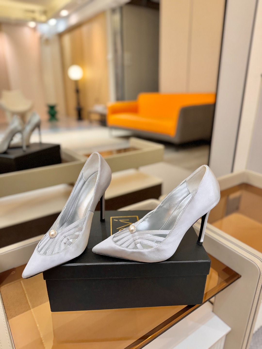 阿列维·姆拉诺 𝘼𝙡𝙚𝙫𝙞 𝙈𝙡𝙖𝙣𝙤Alevi Milano闪钻装饰高跟走秀单鞋一个享有盛誉的奢侈鞋品