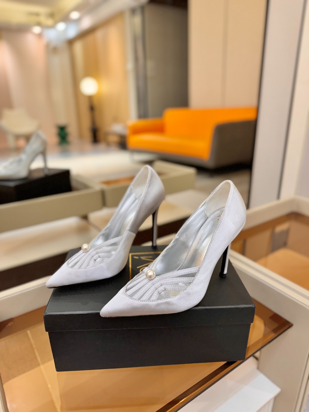 阿列维·姆拉诺 𝘼𝙡𝙚𝙫𝙞 𝙈𝙡𝙖𝙣𝙤Alevi Milano闪钻装饰高跟走秀单鞋一个享有盛誉的奢侈鞋品