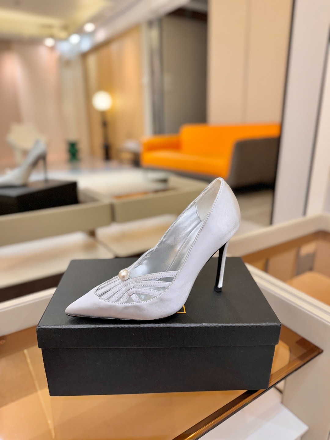 阿列维·姆拉诺 𝘼𝙡𝙚𝙫𝙞 𝙈𝙡𝙖𝙣𝙤Alevi Milano闪钻装饰高跟走秀单鞋一个享有盛誉的奢侈鞋品