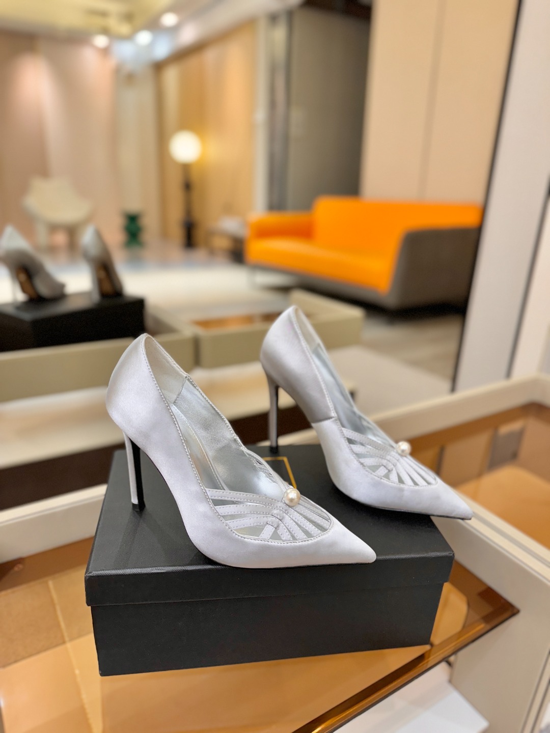 阿列维·姆拉诺 𝘼𝙡𝙚𝙫𝙞 𝙈𝙡𝙖𝙣𝙤Alevi Milano闪钻装饰高跟走秀单鞋一个享有盛誉的奢侈鞋品