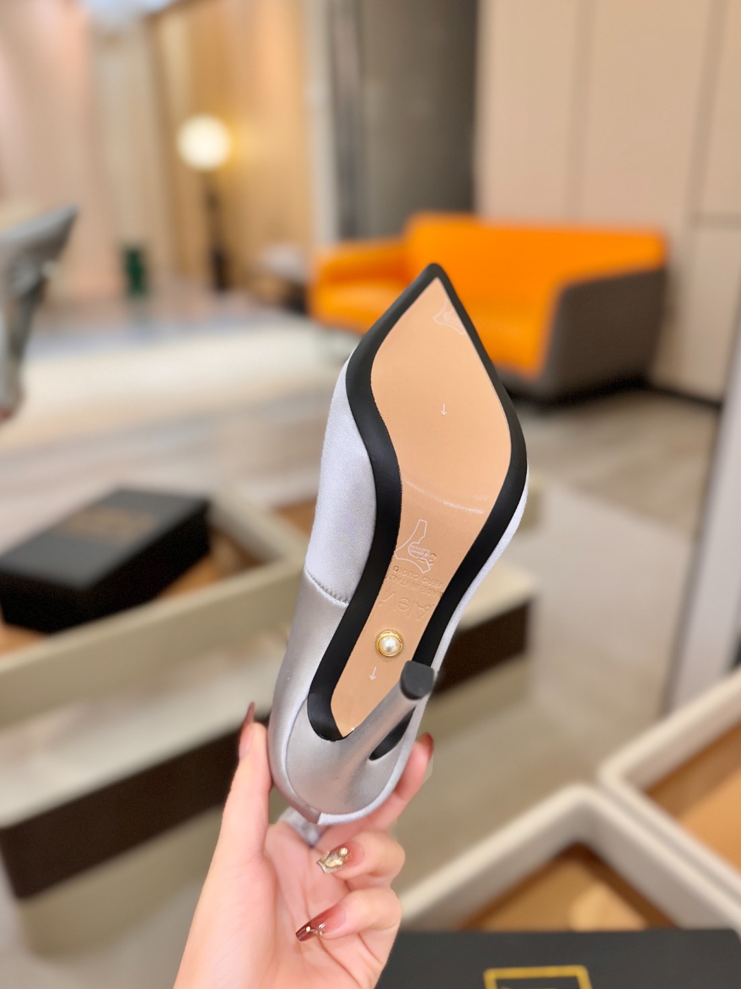 阿列维·姆拉诺 𝘼𝙡𝙚𝙫𝙞 𝙈𝙡𝙖𝙣𝙤Alevi Milano闪钻装饰高跟走秀单鞋一个享有盛誉的奢侈鞋品