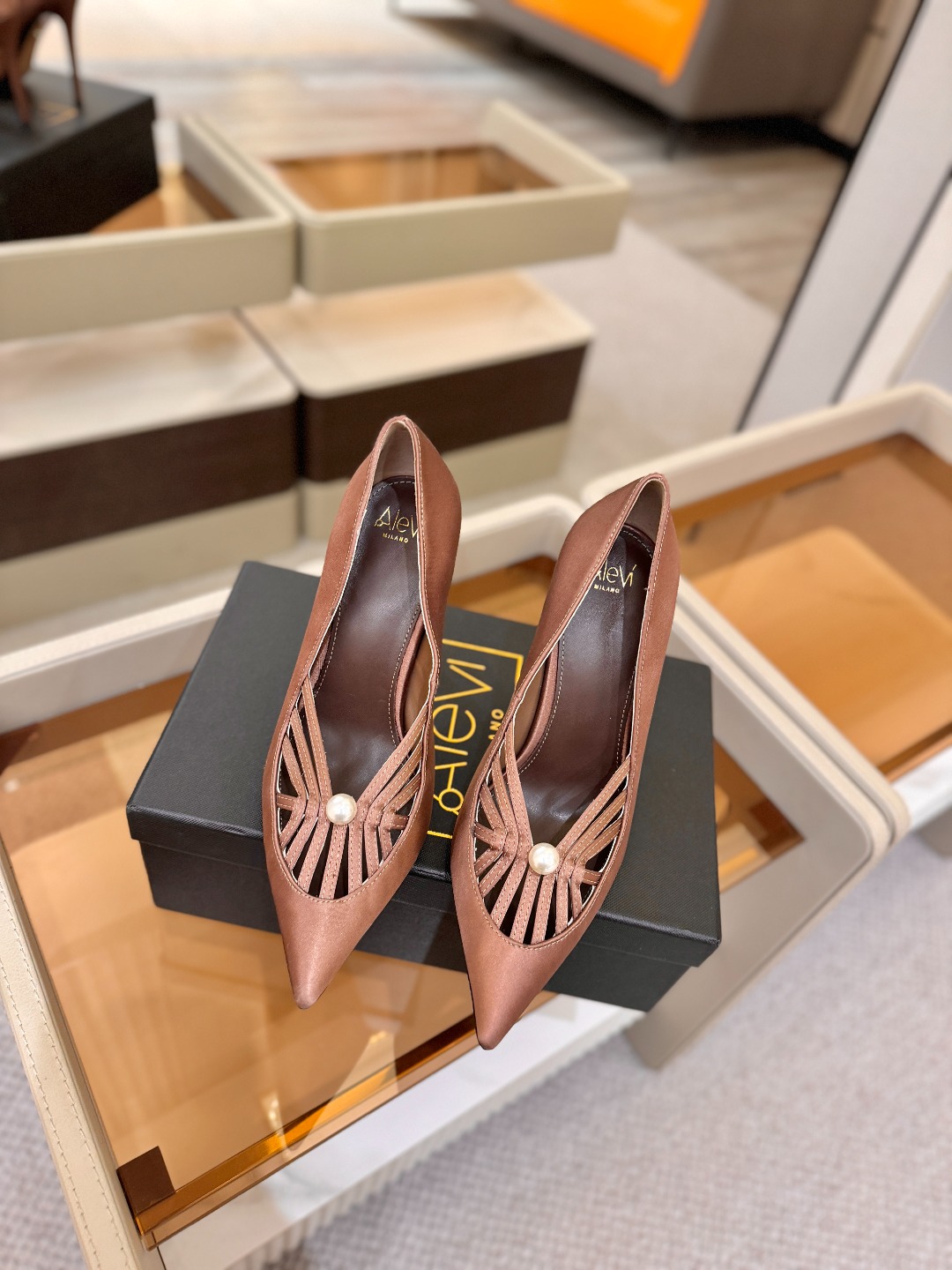 阿列维·姆拉诺 𝘼𝙡𝙚𝙫𝙞 𝙈𝙡𝙖𝙣𝙤Alevi Milano闪钻装饰高跟走秀单鞋一个享有盛誉的奢侈鞋品