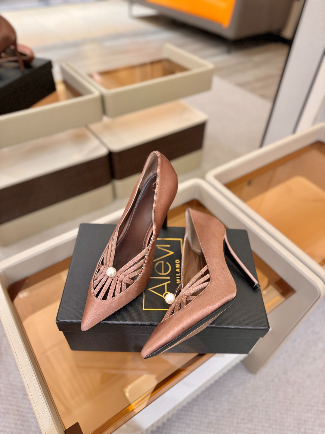 阿列维·姆拉诺 𝘼𝙡𝙚𝙫𝙞 𝙈𝙡𝙖𝙣𝙤Alevi Milano闪钻装饰高跟走秀单鞋一个享有盛誉的奢侈鞋品