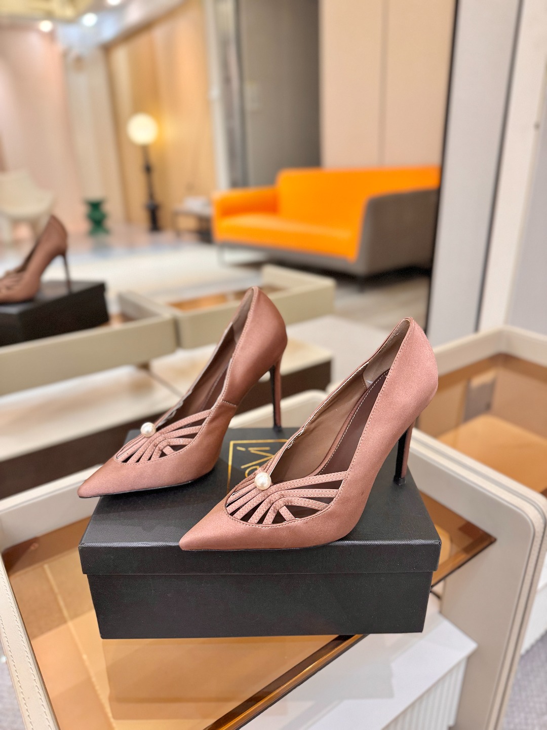 阿列维·姆拉诺 𝘼𝙡𝙚𝙫𝙞 𝙈𝙡𝙖𝙣𝙤Alevi Milano闪钻装饰高跟走秀单鞋一个享有盛誉的奢侈鞋品