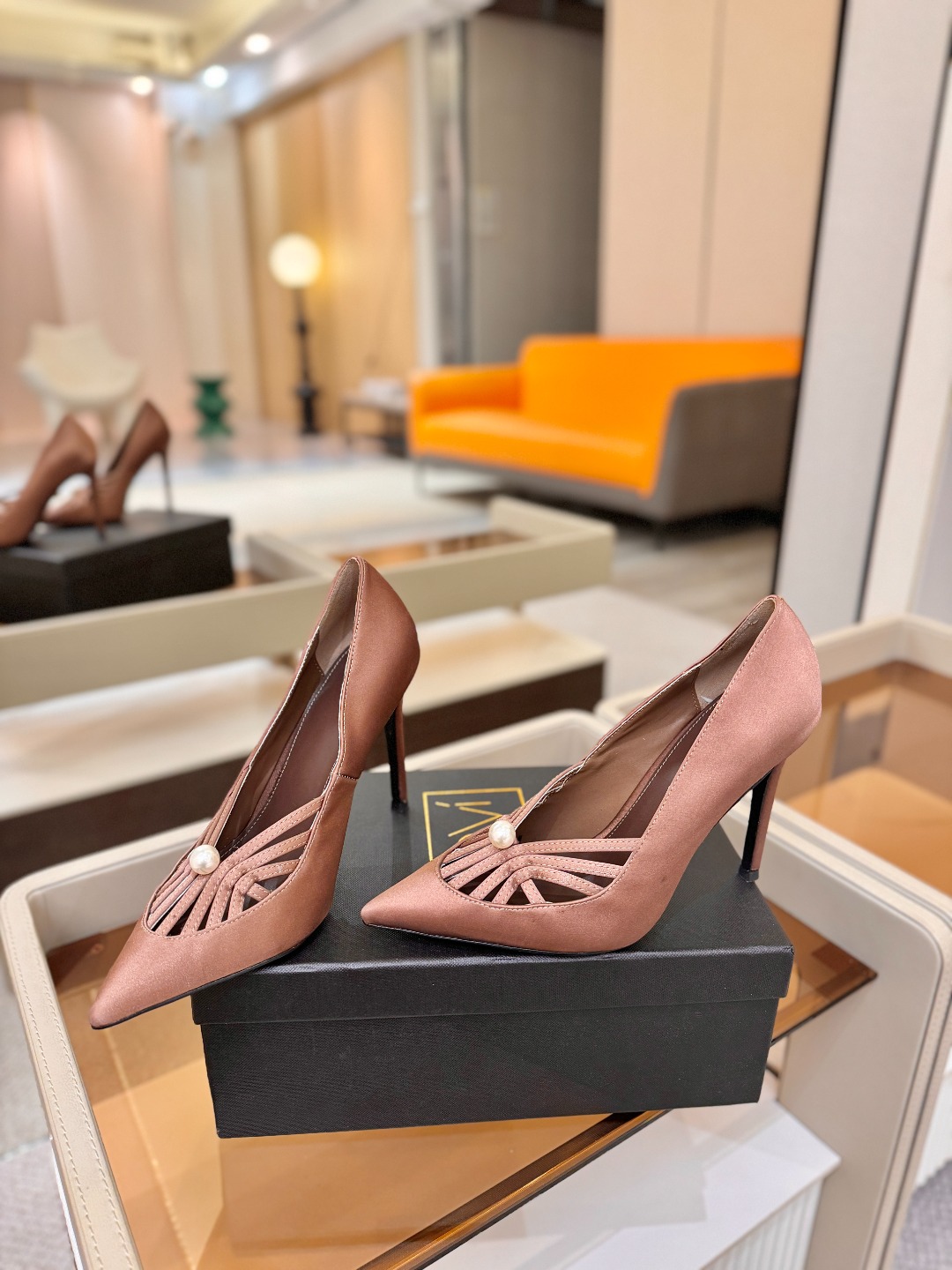 阿列维·姆拉诺 𝘼𝙡𝙚𝙫𝙞 𝙈𝙡𝙖𝙣𝙤Alevi Milano闪钻装饰高跟走秀单鞋一个享有盛誉的奢侈鞋品