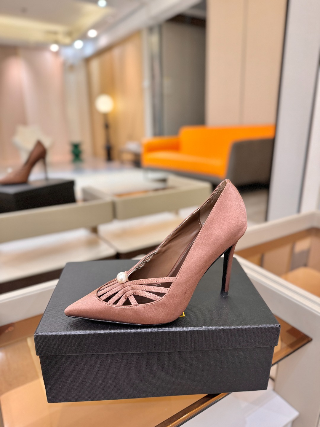 阿列维·姆拉诺 𝘼𝙡𝙚𝙫𝙞 𝙈𝙡𝙖𝙣𝙤Alevi Milano闪钻装饰高跟走秀单鞋一个享有盛誉的奢侈鞋品