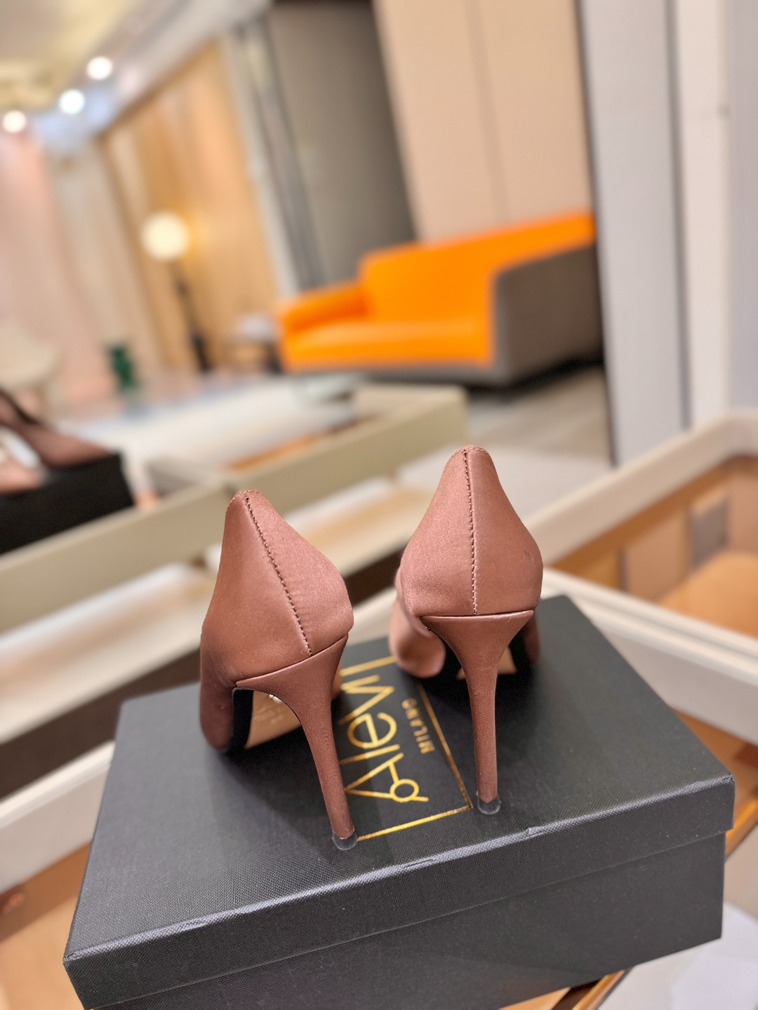 阿列维·姆拉诺 𝘼𝙡𝙚𝙫𝙞 𝙈𝙡𝙖𝙣𝙤Alevi Milano闪钻装饰高跟走秀单鞋一个享有盛誉的奢侈鞋品