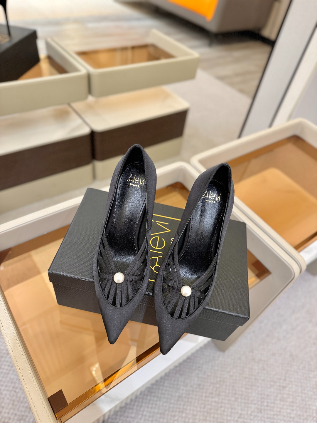 阿列维·姆拉诺 𝘼𝙡𝙚𝙫𝙞 𝙈𝙡𝙖𝙣𝙤Alevi Milano闪钻装饰高跟走秀单鞋一个享有盛誉的奢侈鞋品
