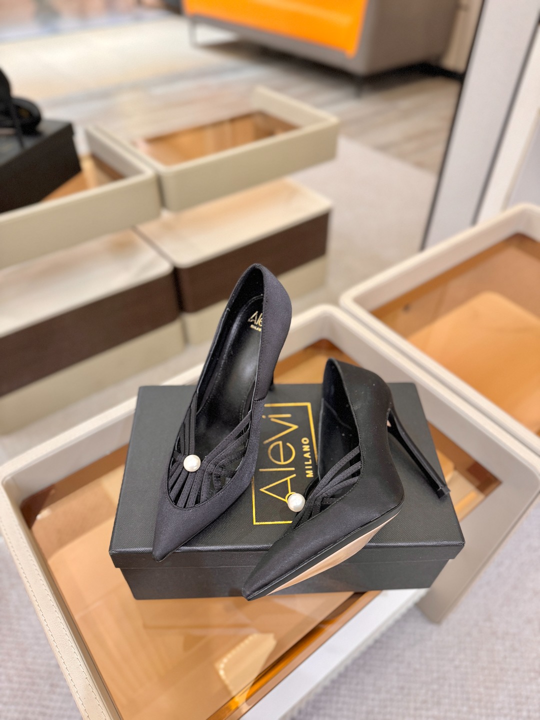 阿列维·姆拉诺 𝘼𝙡𝙚𝙫𝙞 𝙈𝙡𝙖𝙣𝙤Alevi Milano闪钻装饰高跟走秀单鞋一个享有盛誉的奢侈鞋品