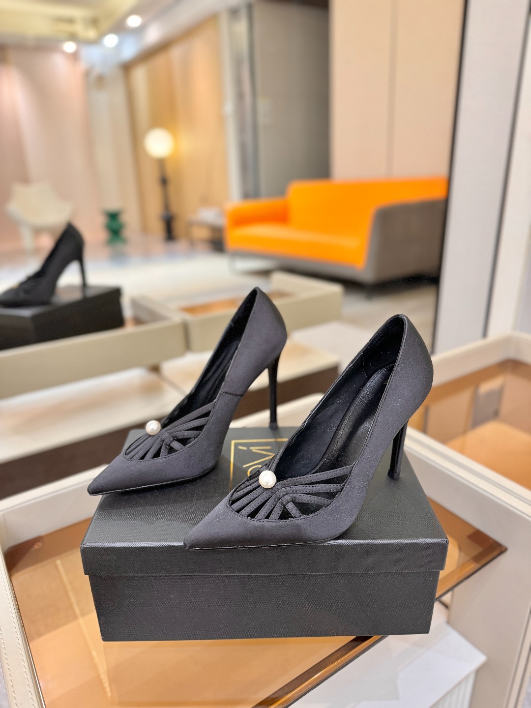 阿列维·姆拉诺 𝘼𝙡𝙚𝙫𝙞 𝙈𝙡𝙖𝙣𝙤Alevi Milano闪钻装饰高跟走秀单鞋一个享有盛誉的奢侈鞋品