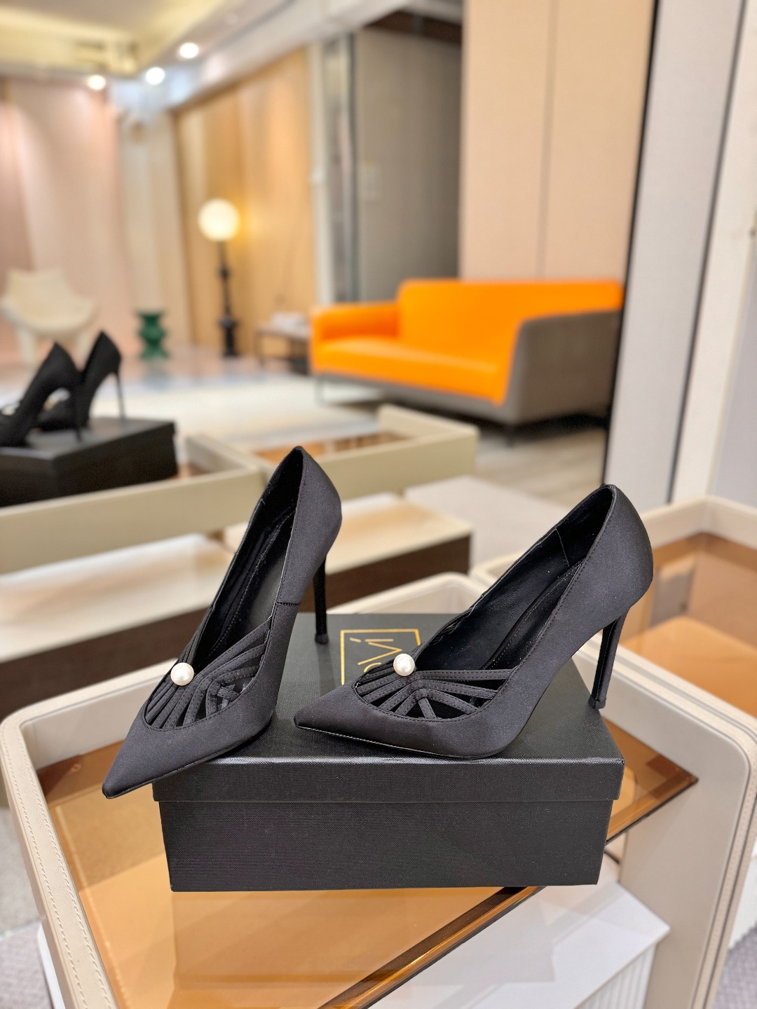 阿列维·姆拉诺 𝘼𝙡𝙚𝙫𝙞 𝙈𝙡𝙖𝙣𝙤Alevi Milano闪钻装饰高跟走秀单鞋一个享有盛誉的奢侈鞋品