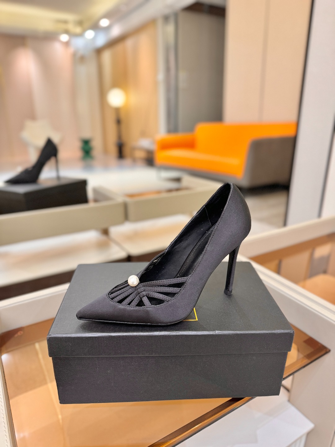 阿列维·姆拉诺 𝘼𝙡𝙚𝙫𝙞 𝙈𝙡𝙖𝙣𝙤Alevi Milano闪钻装饰高跟走秀单鞋一个享有盛誉的奢侈鞋品