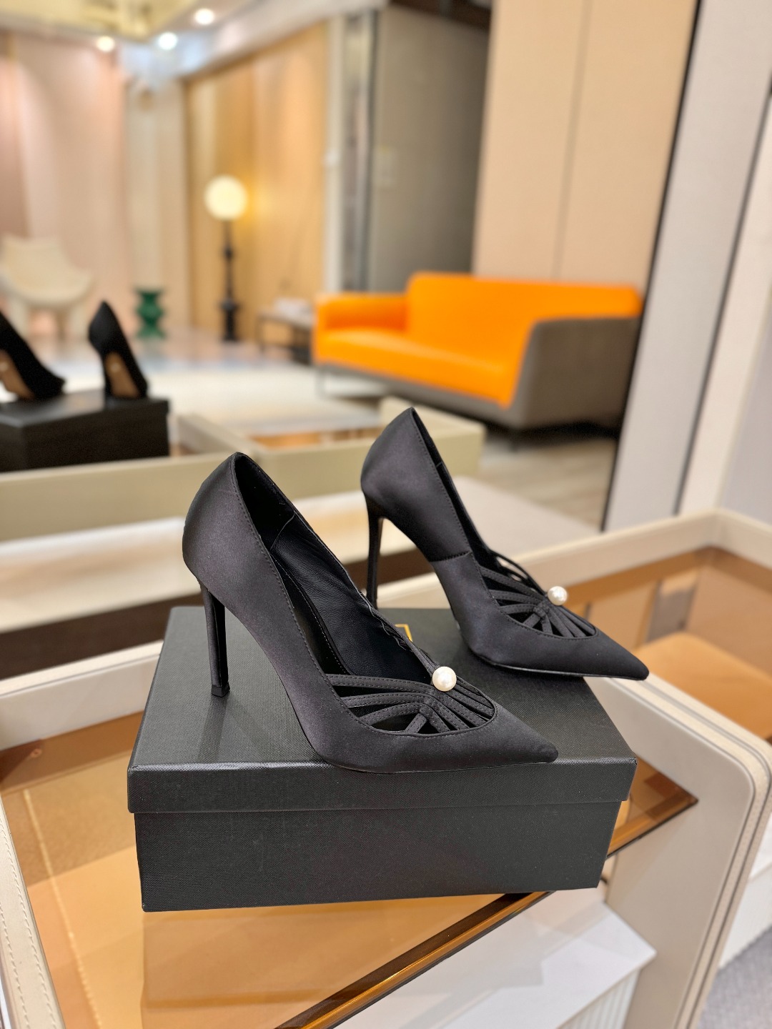 阿列维·姆拉诺 𝘼𝙡𝙚𝙫𝙞 𝙈𝙡𝙖𝙣𝙤Alevi Milano闪钻装饰高跟走秀单鞋一个享有盛誉的奢侈鞋品