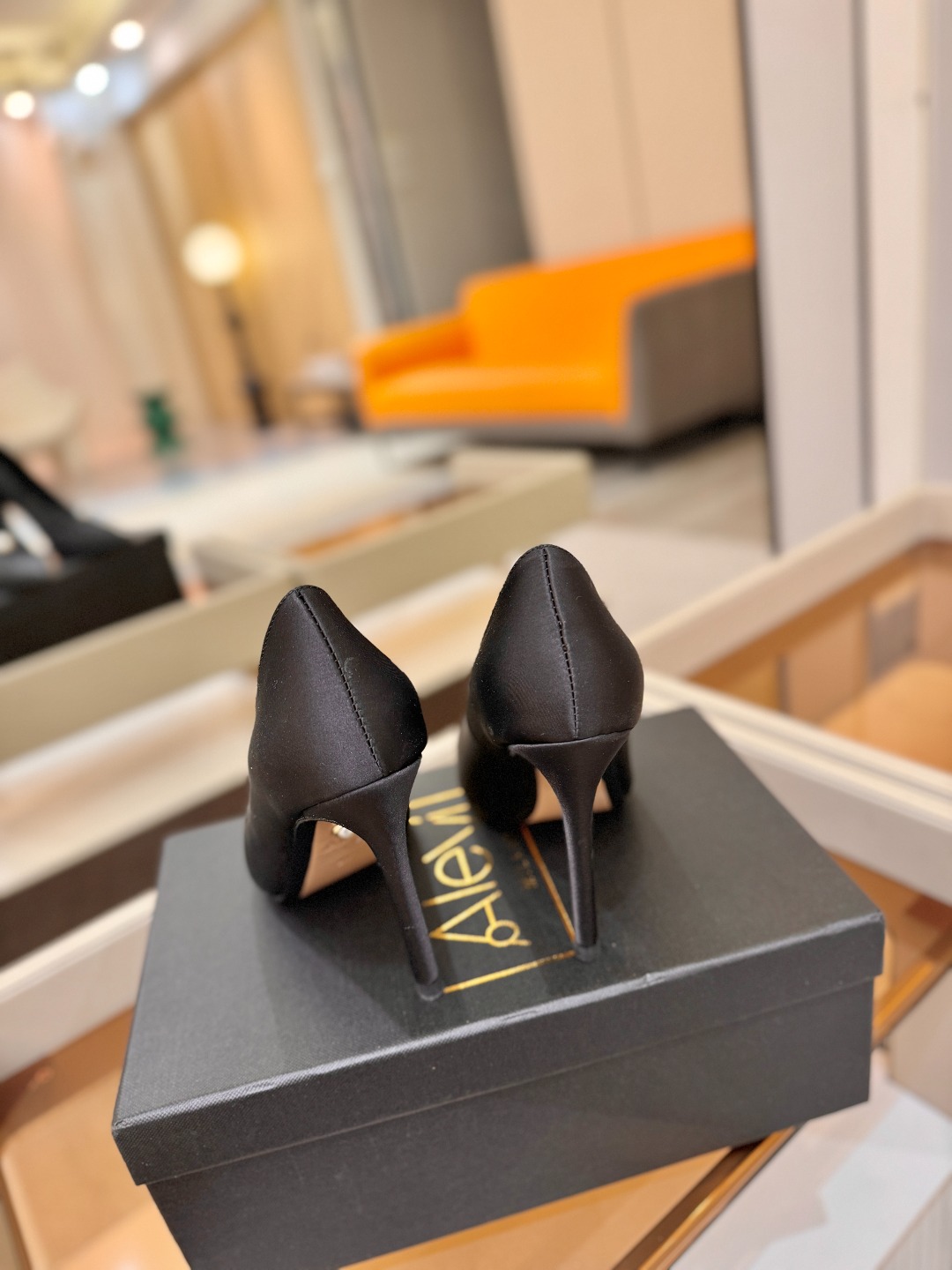 阿列维·姆拉诺 𝘼𝙡𝙚𝙫𝙞 𝙈𝙡𝙖𝙣𝙤Alevi Milano闪钻装饰高跟走秀单鞋一个享有盛誉的奢侈鞋品