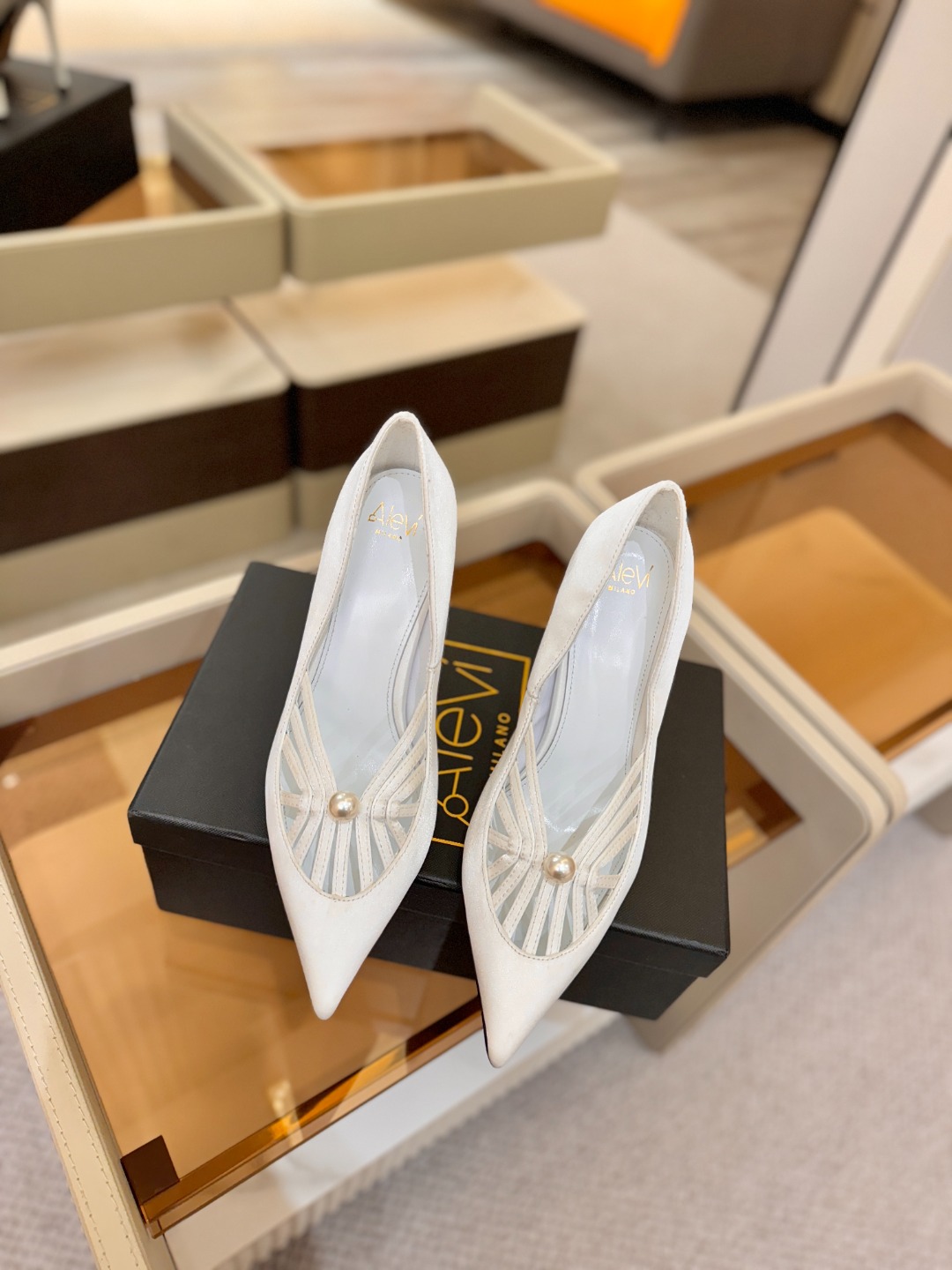 阿列维·姆拉诺 𝘼𝙡𝙚𝙫𝙞 𝙈𝙡𝙖𝙣𝙤Alevi Milano闪钻装饰高跟走秀单鞋一个享有盛誉的奢侈鞋品