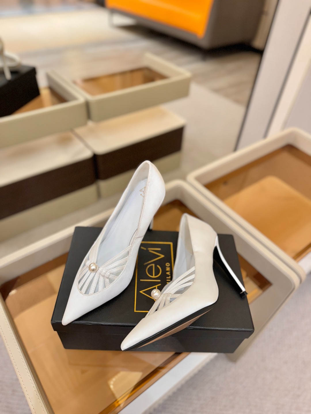 阿列维·姆拉诺 𝘼𝙡𝙚𝙫𝙞 𝙈𝙡𝙖𝙣𝙤Alevi Milano闪钻装饰高跟走秀单鞋一个享有盛誉的奢侈鞋品
