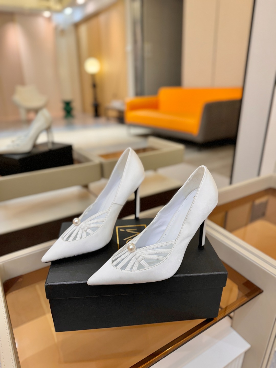 阿列维·姆拉诺 𝘼𝙡𝙚𝙫𝙞 𝙈𝙡𝙖𝙣𝙤Alevi Milano闪钻装饰高跟走秀单鞋一个享有盛誉的奢侈鞋品