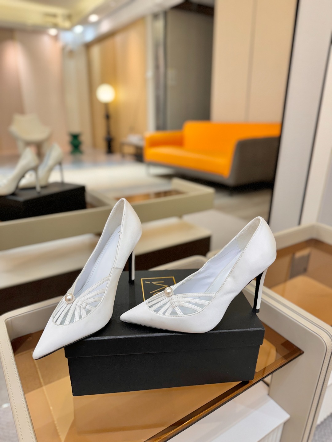 阿列维·姆拉诺 𝘼𝙡𝙚𝙫𝙞 𝙈𝙡𝙖𝙣𝙤Alevi Milano闪钻装饰高跟走秀单鞋一个享有盛誉的奢侈鞋品