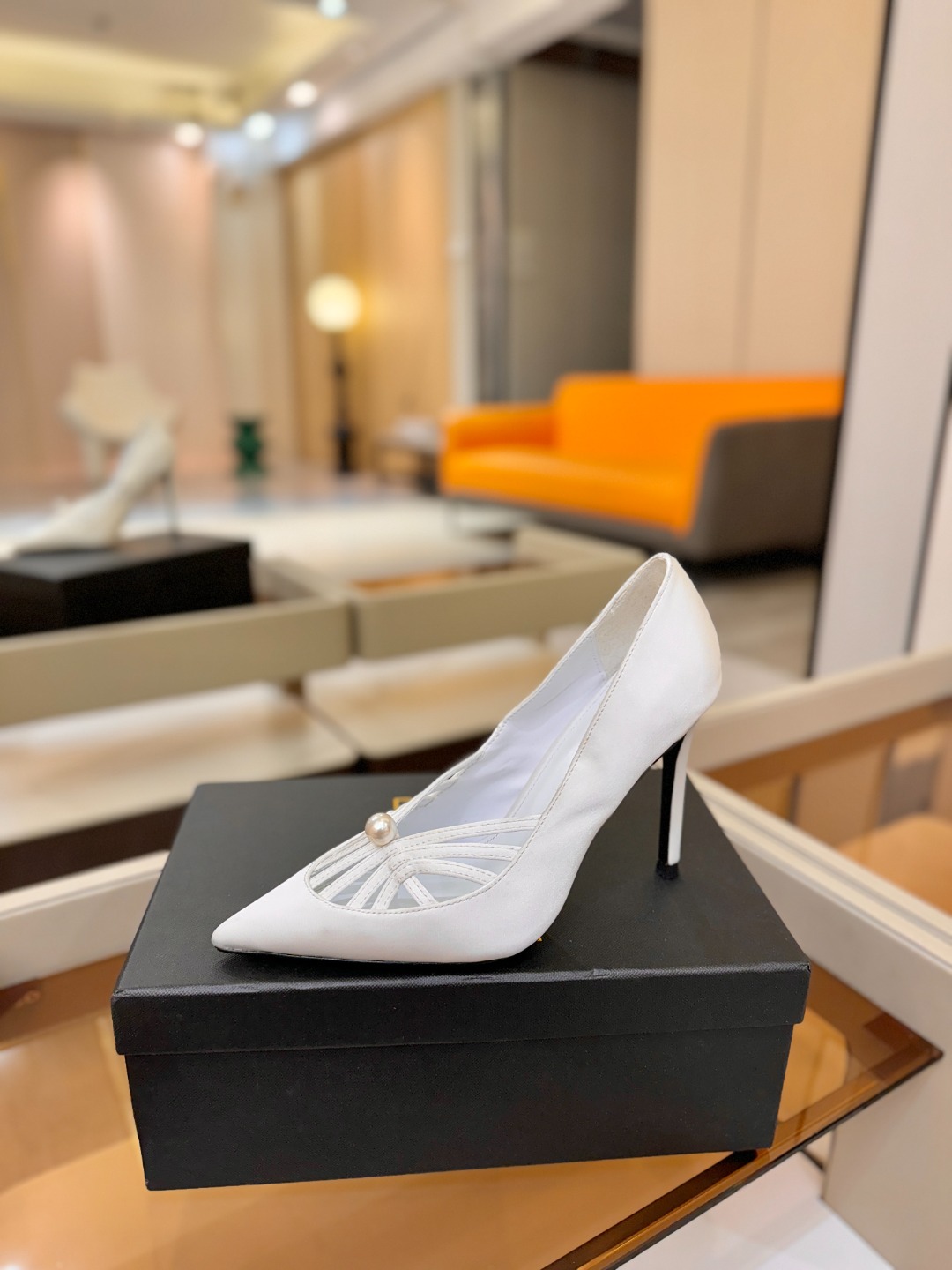 阿列维·姆拉诺 𝘼𝙡𝙚𝙫𝙞 𝙈𝙡𝙖𝙣𝙤Alevi Milano闪钻装饰高跟走秀单鞋一个享有盛誉的奢侈鞋品