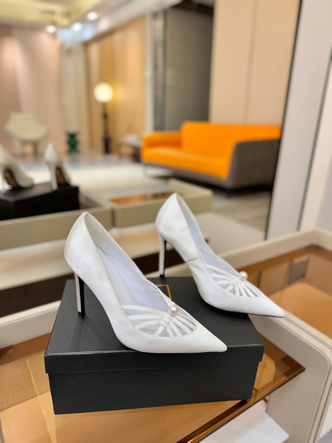 阿列维·姆拉诺 𝘼𝙡𝙚𝙫𝙞 𝙈𝙡𝙖𝙣𝙤Alevi Milano闪钻装饰高跟走秀单鞋一个享有盛誉的奢侈鞋品