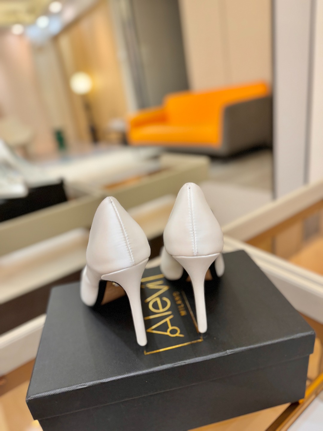 阿列维·姆拉诺 𝘼𝙡𝙚𝙫𝙞 𝙈𝙡𝙖𝙣𝙤Alevi Milano闪钻装饰高跟走秀单鞋一个享有盛誉的奢侈鞋品