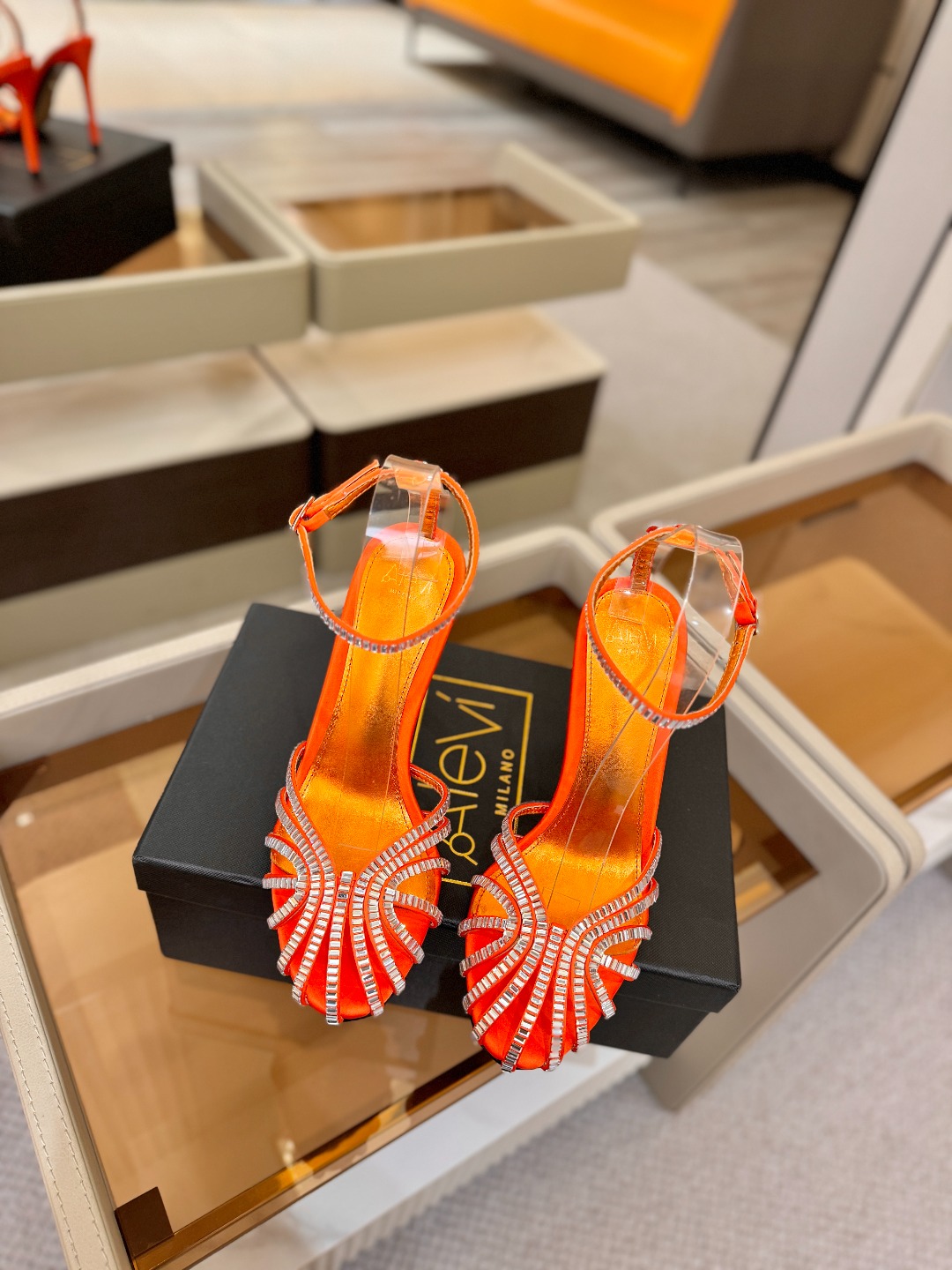 Alevi Mlano 阿列维·姆拉诺 𝘼𝙡𝙚𝙫𝙞 𝙈𝙡𝙖𝙣𝙤Alevi Milano闪钻装饰高跟走秀凉