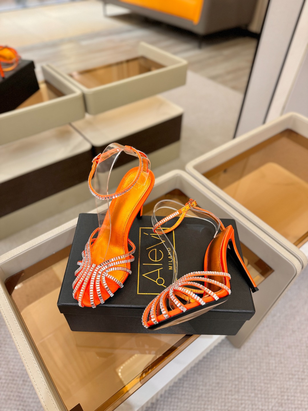 Alevi Mlano 阿列维·姆拉诺 𝘼𝙡𝙚𝙫𝙞 𝙈𝙡𝙖𝙣𝙤Alevi Milano闪钻装饰高跟走秀凉