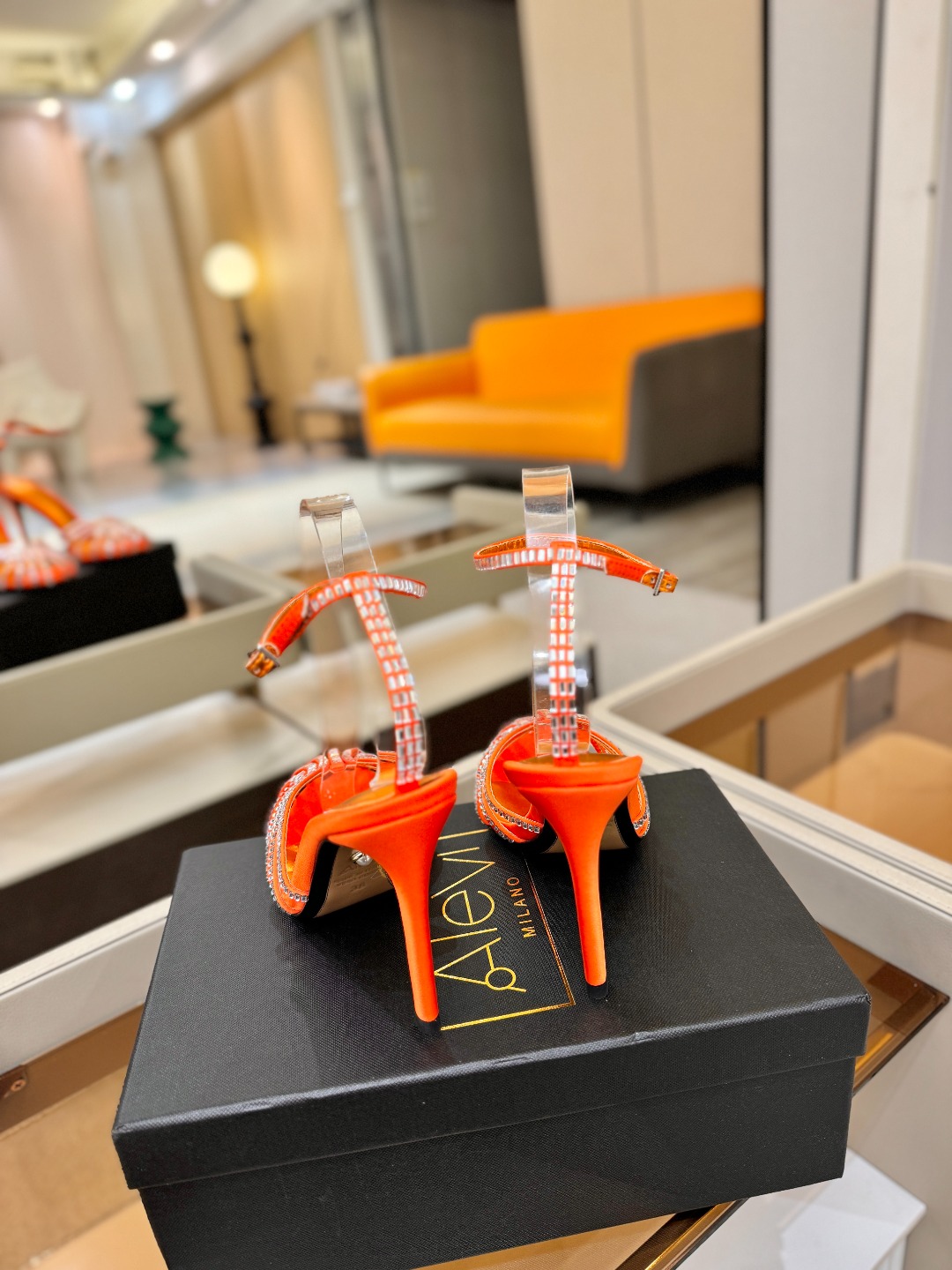 Alevi Mlano 阿列维·姆拉诺 𝘼𝙡𝙚𝙫𝙞 𝙈𝙡𝙖𝙣𝙤Alevi Milano闪钻装饰高跟走秀凉