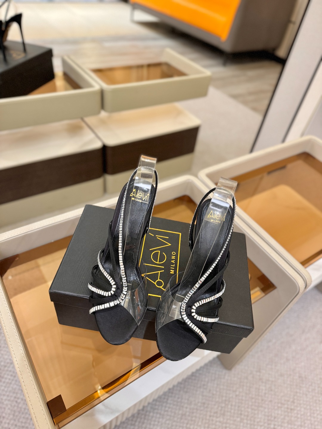 阿列维·姆拉诺 𝘼𝙡𝙚𝙫𝙞 𝙈𝙡𝙖𝙣𝙤Alevi Milano闪钻装饰高跟走秀凉鞋一个享有盛誉的奢侈鞋品