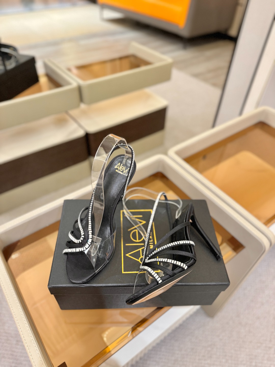 阿列维·姆拉诺 𝘼𝙡𝙚𝙫𝙞 𝙈𝙡𝙖𝙣𝙤Alevi Milano闪钻装饰高跟走秀凉鞋一个享有盛誉的奢侈鞋品