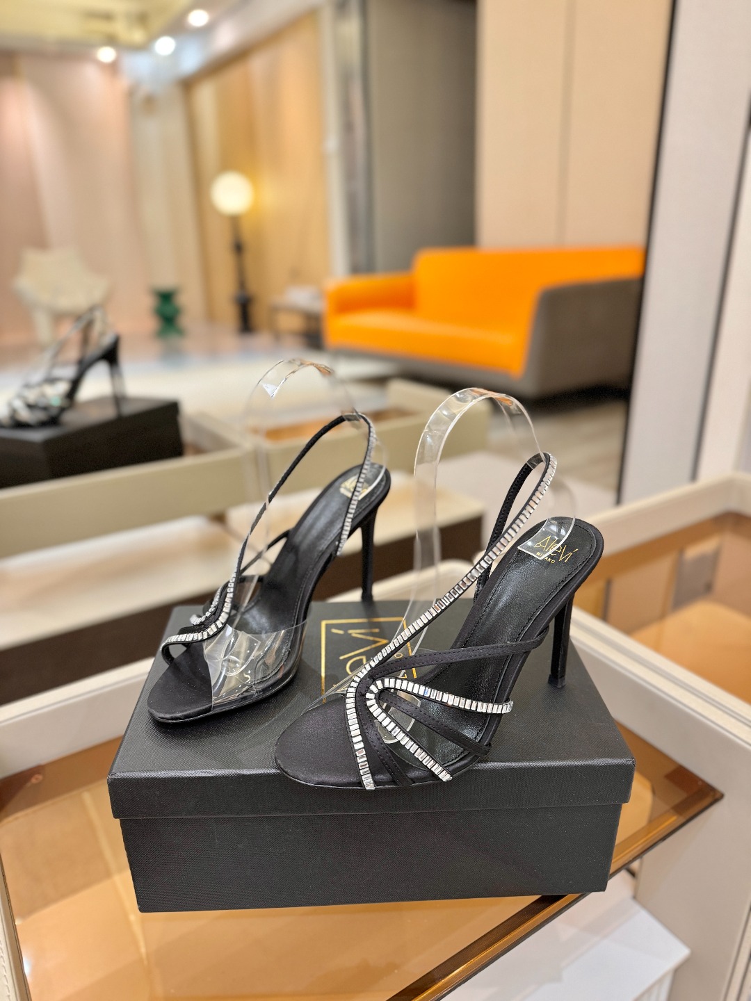 阿列维·姆拉诺 𝘼𝙡𝙚𝙫𝙞 𝙈𝙡𝙖𝙣𝙤Alevi Milano闪钻装饰高跟走秀凉鞋一个享有盛誉的奢侈鞋品