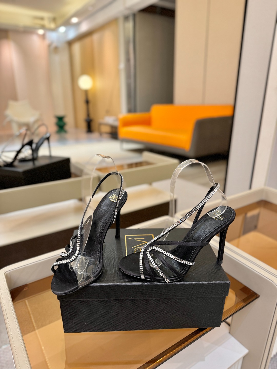 阿列维·姆拉诺 𝘼𝙡𝙚𝙫𝙞 𝙈𝙡𝙖𝙣𝙤Alevi Milano闪钻装饰高跟走秀凉鞋一个享有盛誉的奢侈鞋品