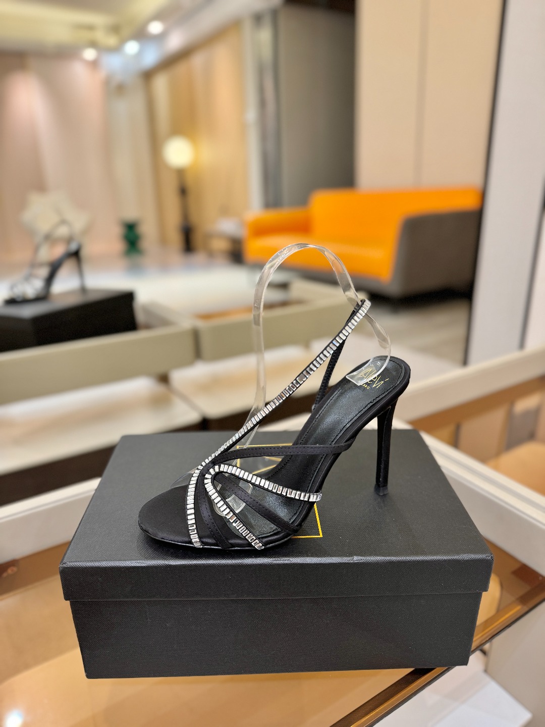 阿列维·姆拉诺 𝘼𝙡𝙚𝙫𝙞 𝙈𝙡𝙖𝙣𝙤Alevi Milano闪钻装饰高跟走秀凉鞋一个享有盛誉的奢侈鞋品
