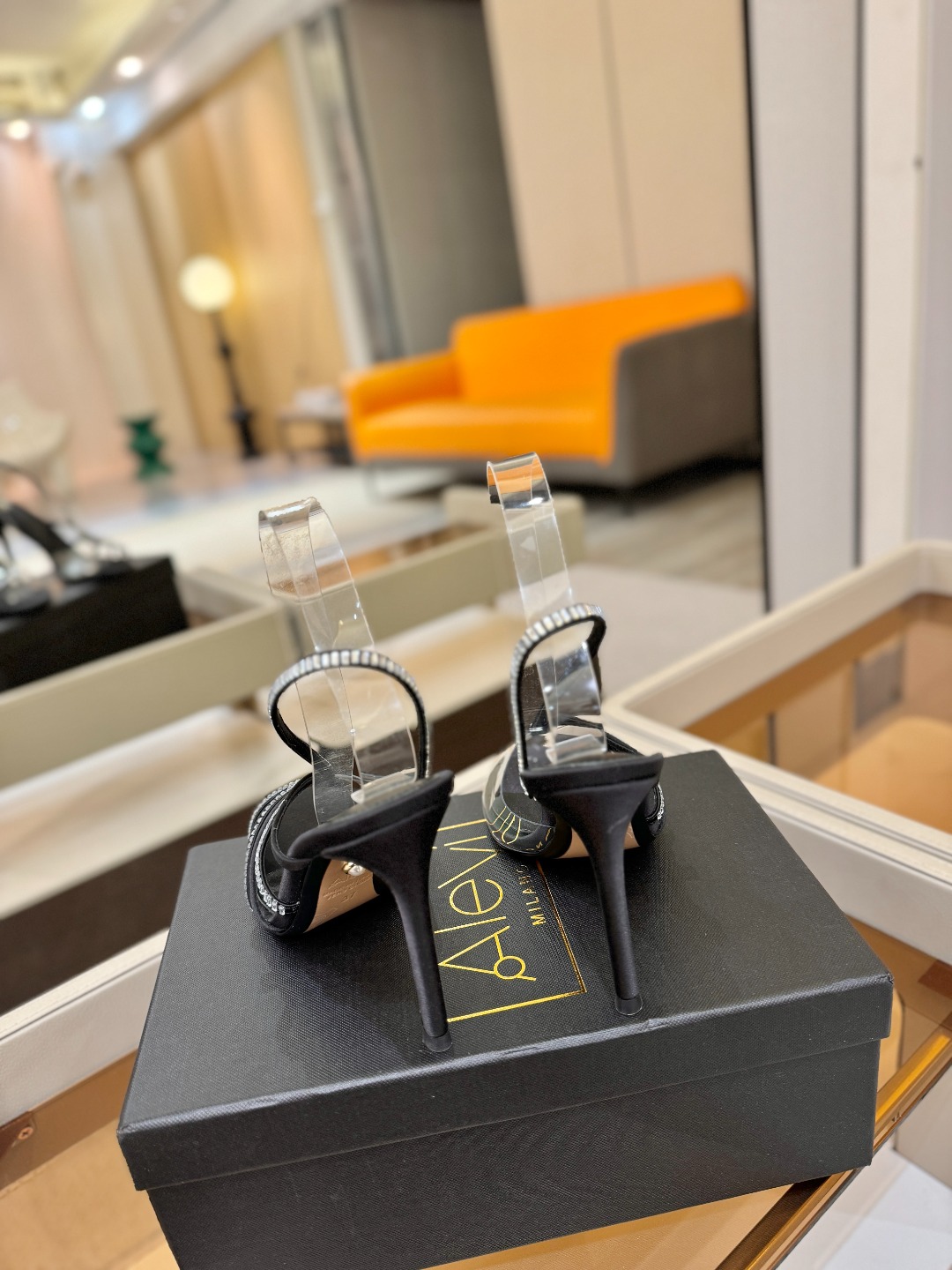 阿列维·姆拉诺 𝘼𝙡𝙚𝙫𝙞 𝙈𝙡𝙖𝙣𝙤Alevi Milano闪钻装饰高跟走秀凉鞋一个享有盛誉的奢侈鞋品