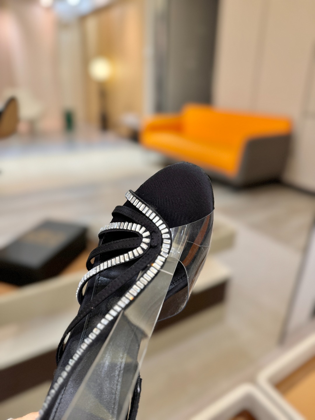 阿列维·姆拉诺 𝘼𝙡𝙚𝙫𝙞 𝙈𝙡𝙖𝙣𝙤Alevi Milano闪钻装饰高跟走秀凉鞋一个享有盛誉的奢侈鞋品