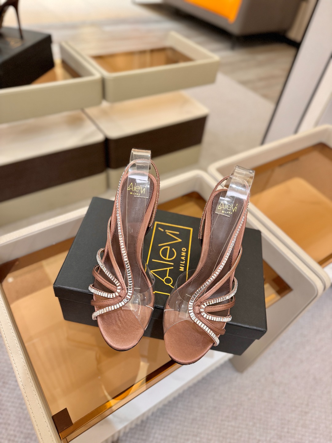 阿列维·姆拉诺 𝘼𝙡𝙚𝙫𝙞 𝙈𝙡𝙖𝙣𝙤Alevi Milano闪钻装饰高跟走秀凉鞋一个享有盛誉的奢侈鞋品
