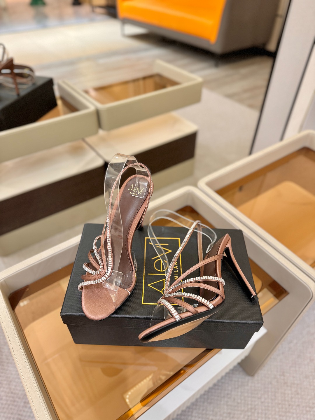 阿列维·姆拉诺 𝘼𝙡𝙚𝙫𝙞 𝙈𝙡𝙖𝙣𝙤Alevi Milano闪钻装饰高跟走秀凉鞋一个享有盛誉的奢侈鞋品