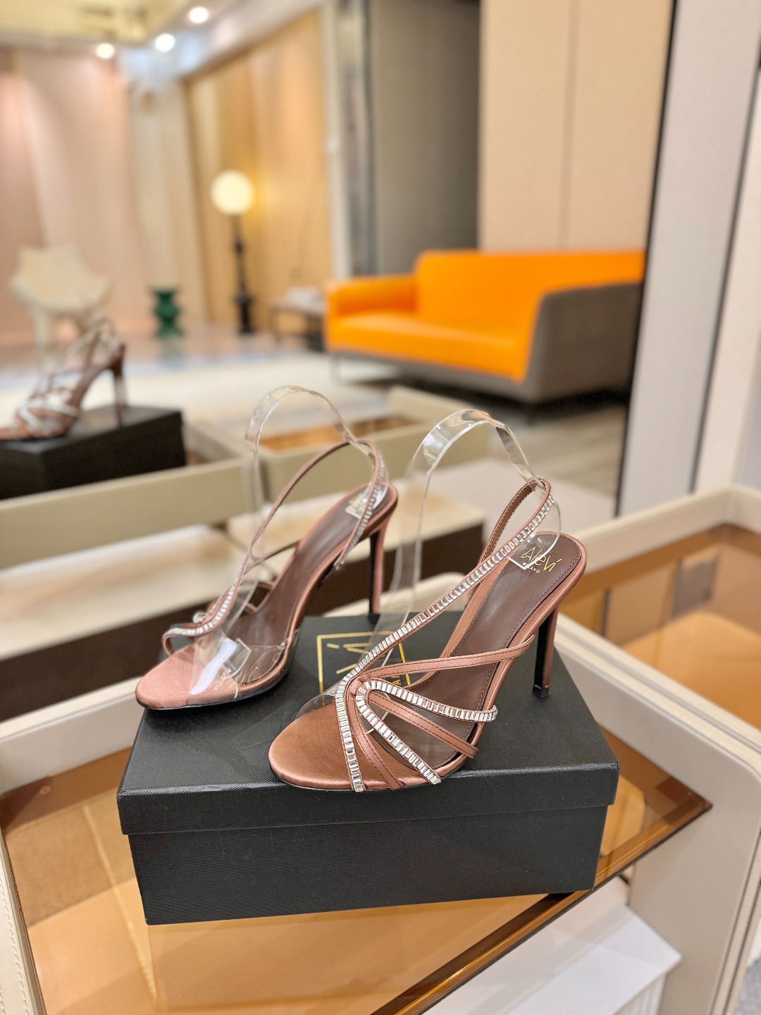 阿列维·姆拉诺 𝘼𝙡𝙚𝙫𝙞 𝙈𝙡𝙖𝙣𝙤Alevi Milano闪钻装饰高跟走秀凉鞋一个享有盛誉的奢侈鞋品