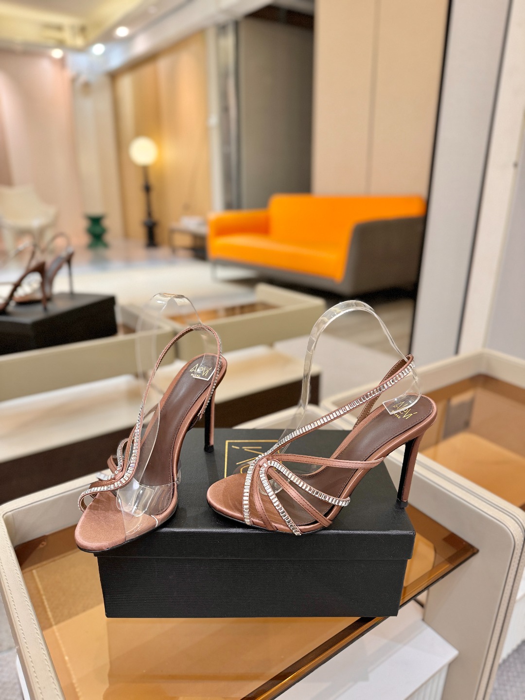 阿列维·姆拉诺 𝘼𝙡𝙚𝙫𝙞 𝙈𝙡𝙖𝙣𝙤Alevi Milano闪钻装饰高跟走秀凉鞋一个享有盛誉的奢侈鞋品