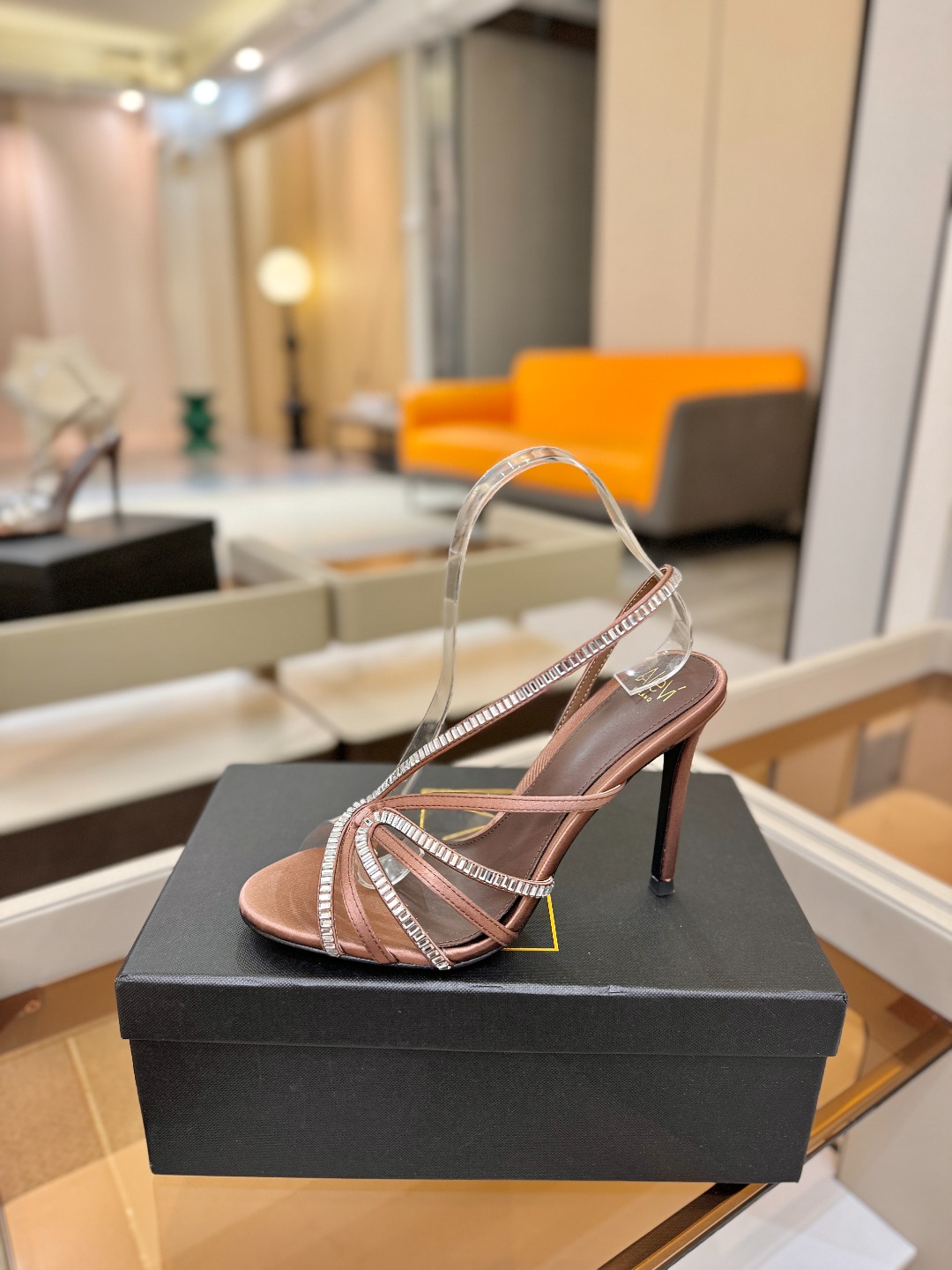 阿列维·姆拉诺 𝘼𝙡𝙚𝙫𝙞 𝙈𝙡𝙖𝙣𝙤Alevi Milano闪钻装饰高跟走秀凉鞋一个享有盛誉的奢侈鞋品