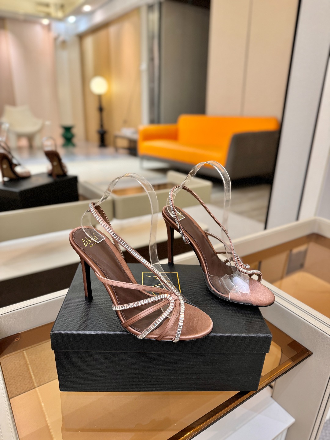 阿列维·姆拉诺 𝘼𝙡𝙚𝙫𝙞 𝙈𝙡𝙖𝙣𝙤Alevi Milano闪钻装饰高跟走秀凉鞋一个享有盛誉的奢侈鞋品