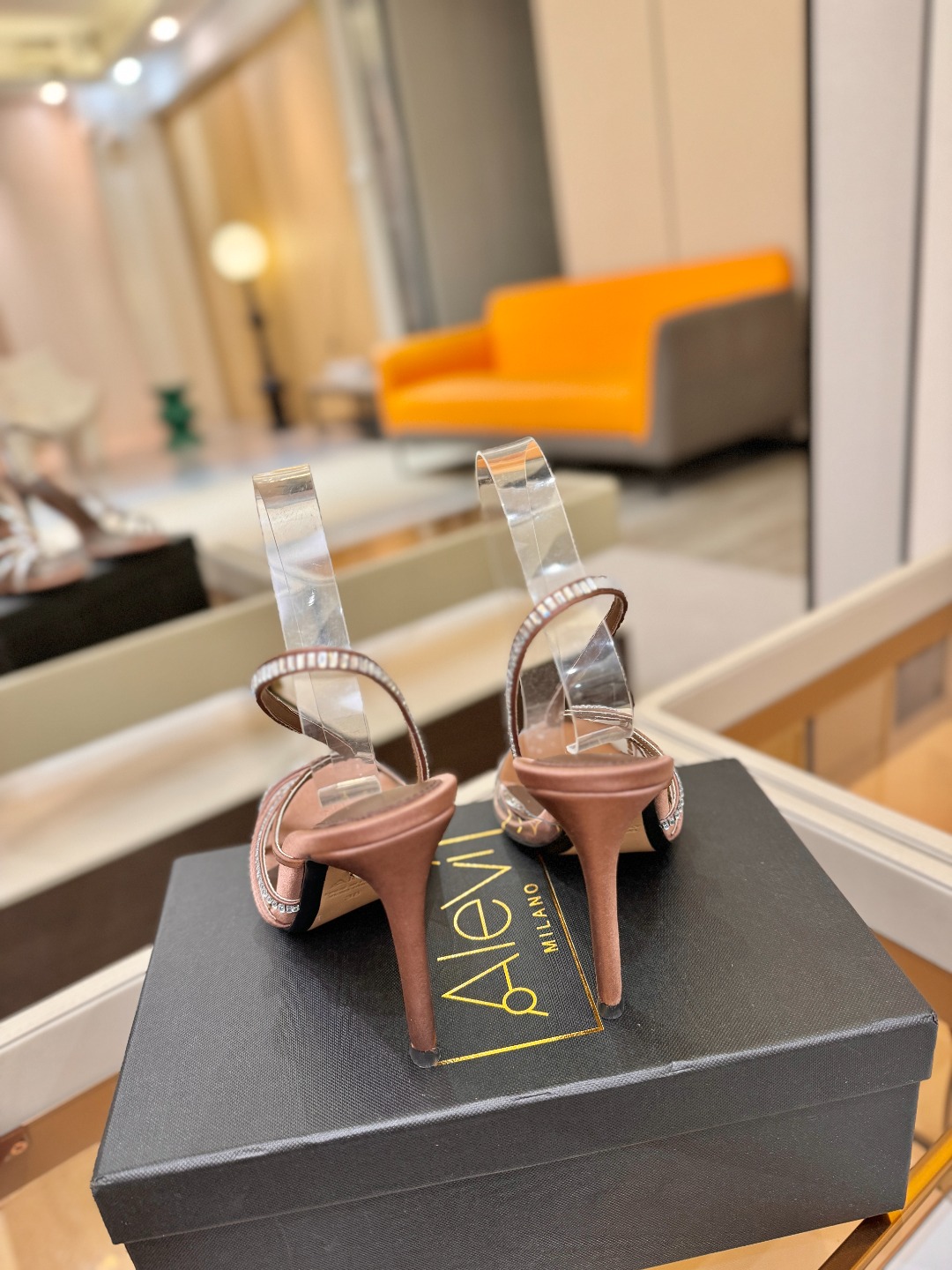 阿列维·姆拉诺 𝘼𝙡𝙚𝙫𝙞 𝙈𝙡𝙖𝙣𝙤Alevi Milano闪钻装饰高跟走秀凉鞋一个享有盛誉的奢侈鞋品