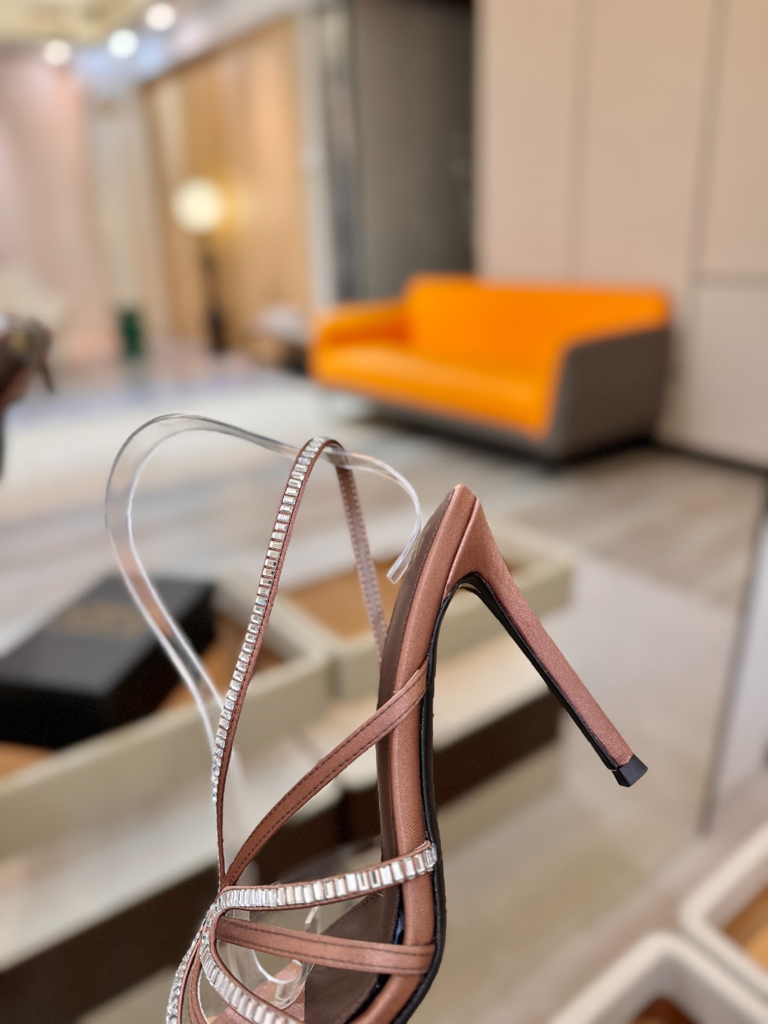 阿列维·姆拉诺 𝘼𝙡𝙚𝙫𝙞 𝙈𝙡𝙖𝙣𝙤Alevi Milano闪钻装饰高跟走秀凉鞋一个享有盛誉的奢侈鞋品