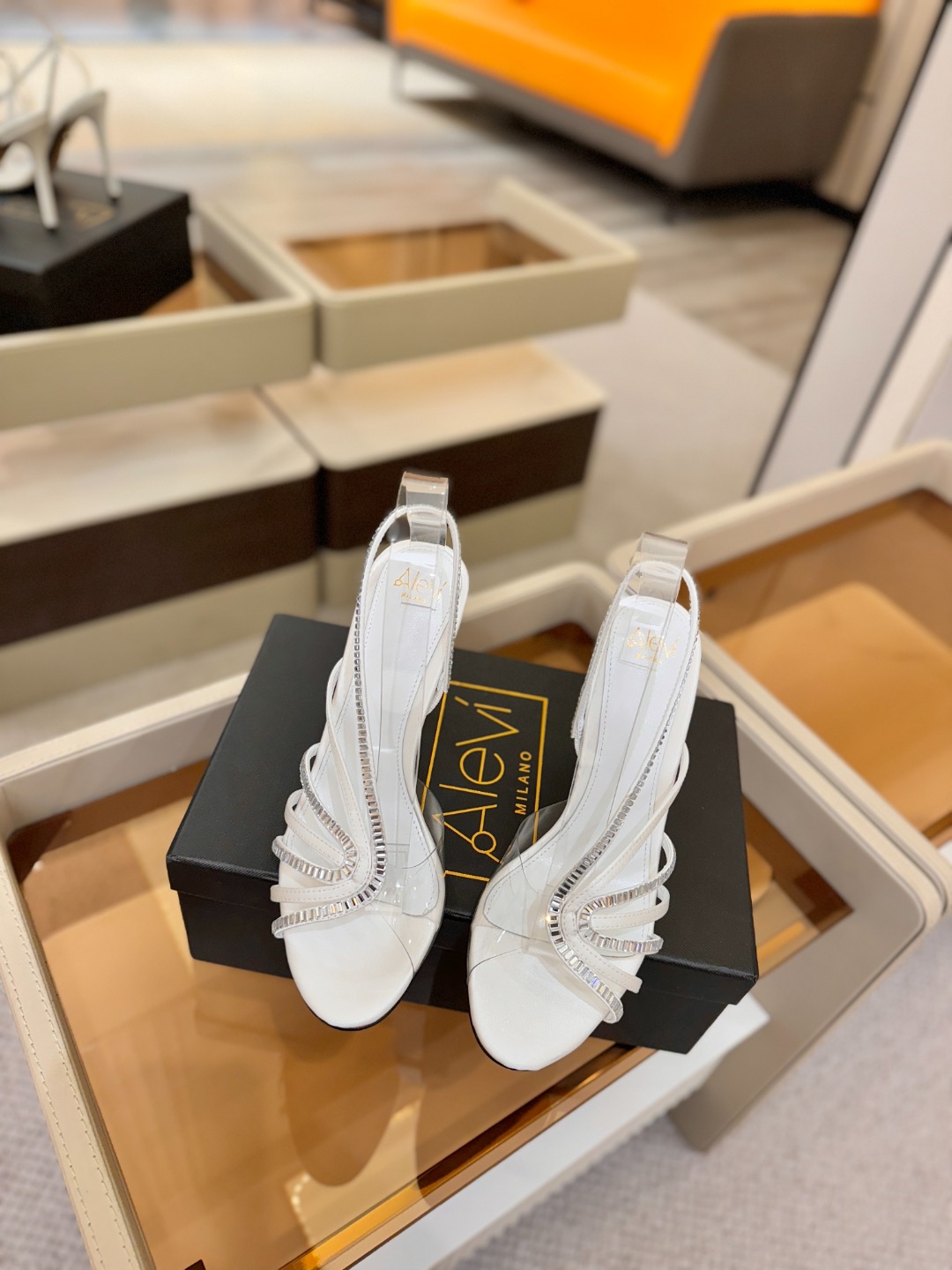 阿列维·姆拉诺 𝘼𝙡𝙚𝙫𝙞 𝙈𝙡𝙖𝙣𝙤Alevi Milano闪钻装饰高跟走秀凉鞋一个享有盛誉的奢侈鞋品