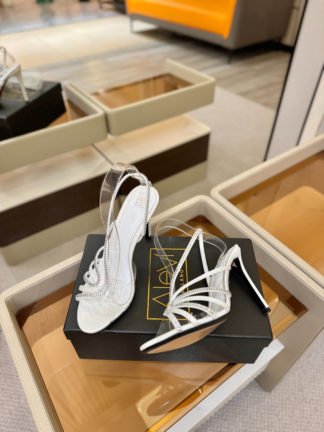 阿列维·姆拉诺 𝘼𝙡𝙚𝙫𝙞 𝙈𝙡𝙖𝙣𝙤Alevi Milano闪钻装饰高跟走秀凉鞋一个享有盛誉的奢侈鞋品