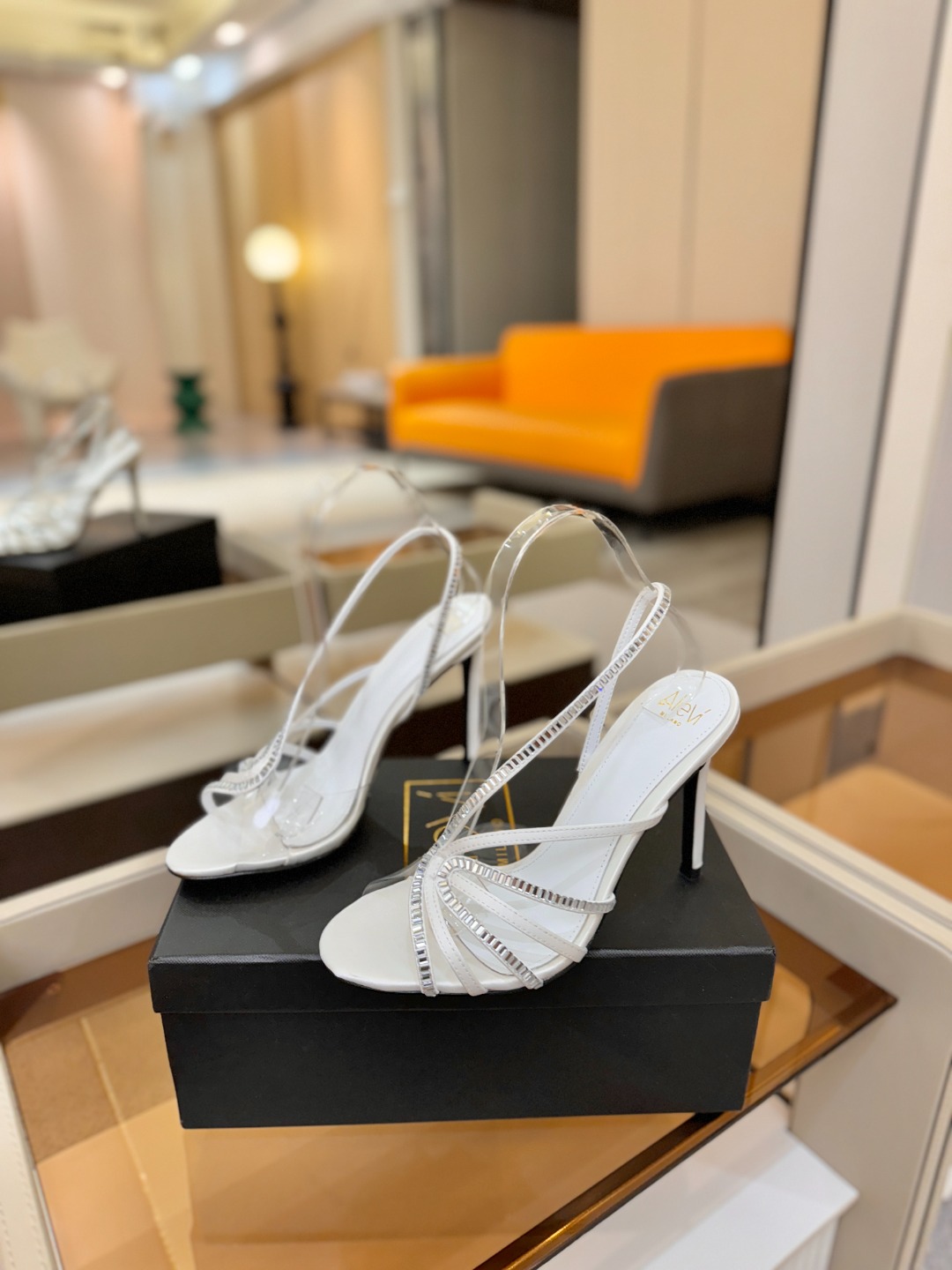 阿列维·姆拉诺 𝘼𝙡𝙚𝙫𝙞 𝙈𝙡𝙖𝙣𝙤Alevi Milano闪钻装饰高跟走秀凉鞋一个享有盛誉的奢侈鞋品