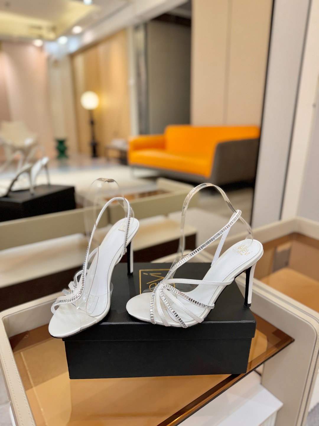 阿列维·姆拉诺 𝘼𝙡𝙚𝙫𝙞 𝙈𝙡𝙖𝙣𝙤Alevi Milano闪钻装饰高跟走秀凉鞋一个享有盛誉的奢侈鞋品